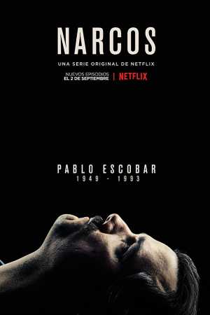 Pablo Escobar, protagonista de la serie Narcos, sentado junto a grandes cantidades de cocaína