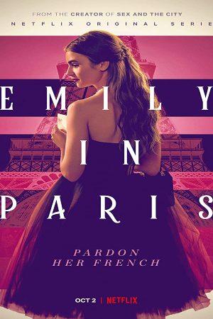 Emily en París con su amiga Mindy bebiendo espumante frente a la Torre Eiffel de noche