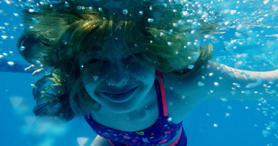 Avery, una de las protagonistas de Transhood, bajo el agua.