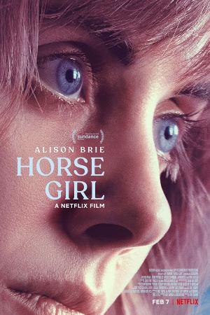 Alison Brie como Sarah en La chica que amaba los caballos desorientada al lado de un teléfono público