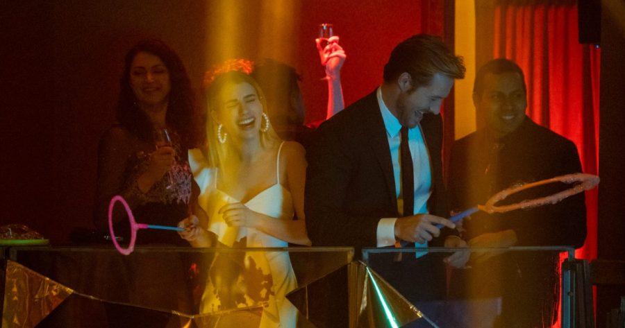 Emma Roberts como Sloane Reed y Luke Bracey como Jackson en Amor de calendario en la fiesta de año nuevo